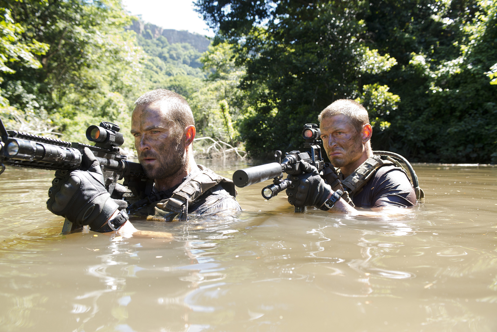 Still of Sullivan Stapleton and Philip Winchester in Strike Back (2010)