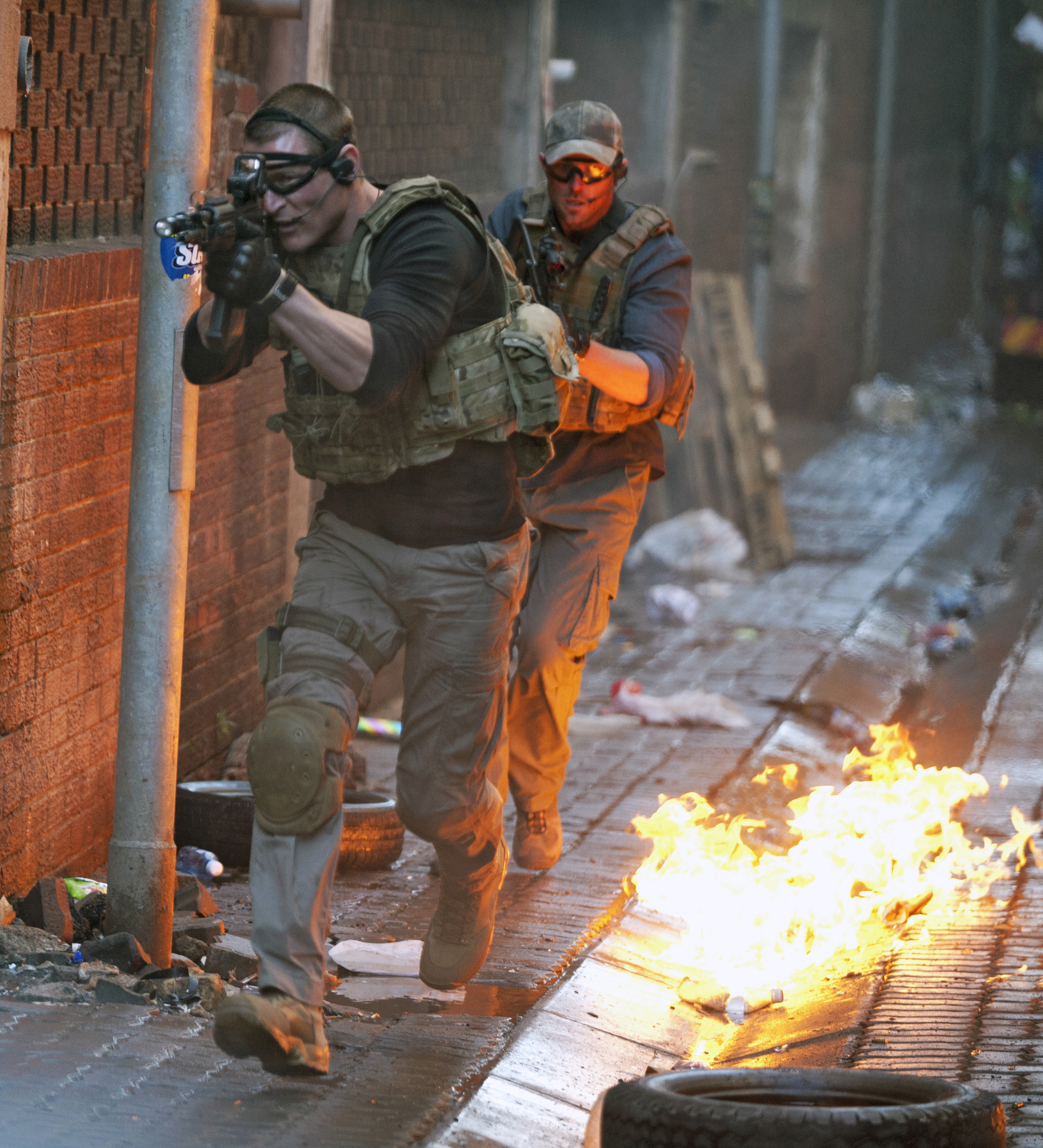 Still of Sullivan Stapleton and Philip Winchester in Strike Back (2010)