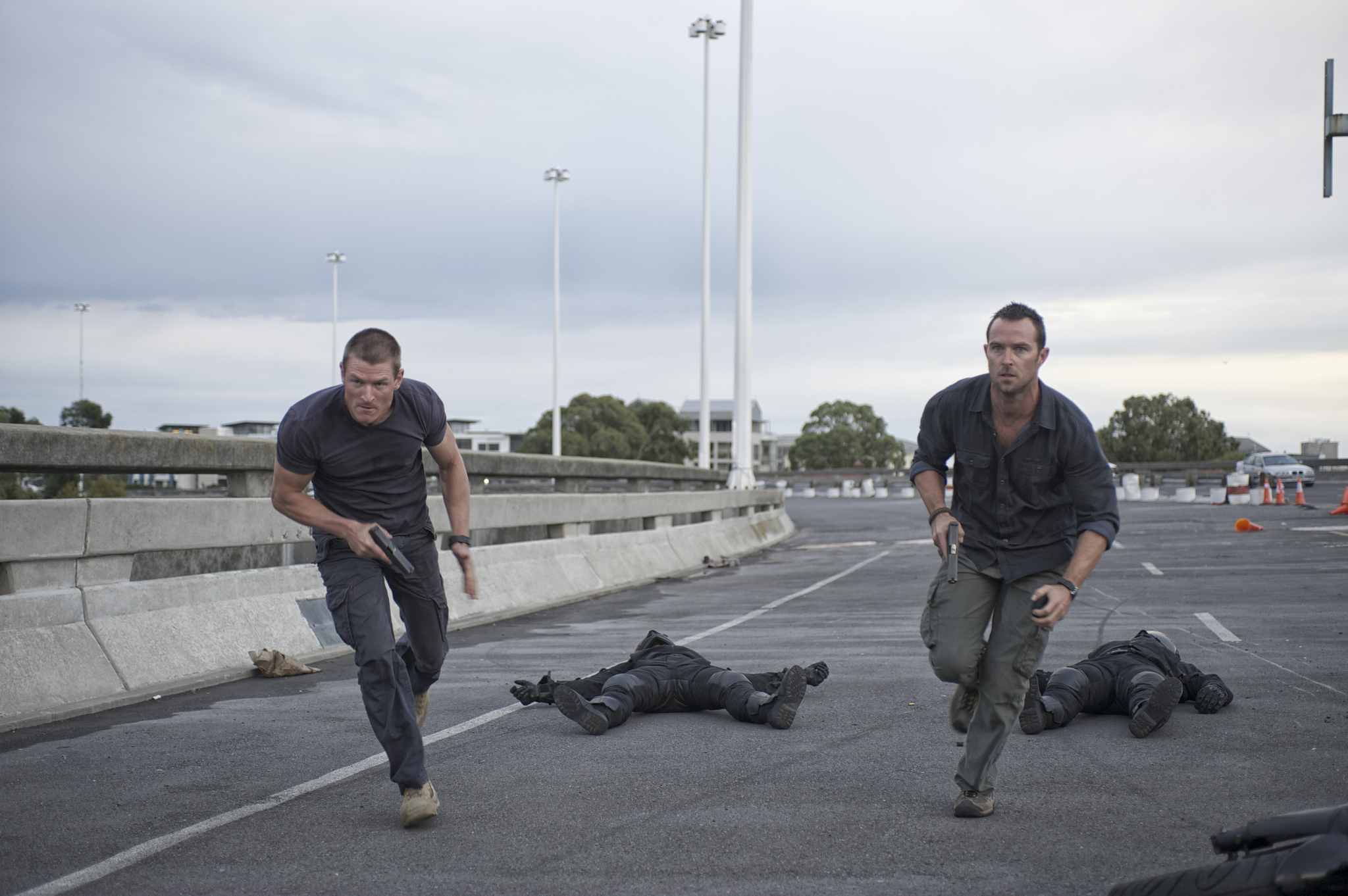 Still of Sullivan Stapleton and Philip Winchester in Strike Back (2010)