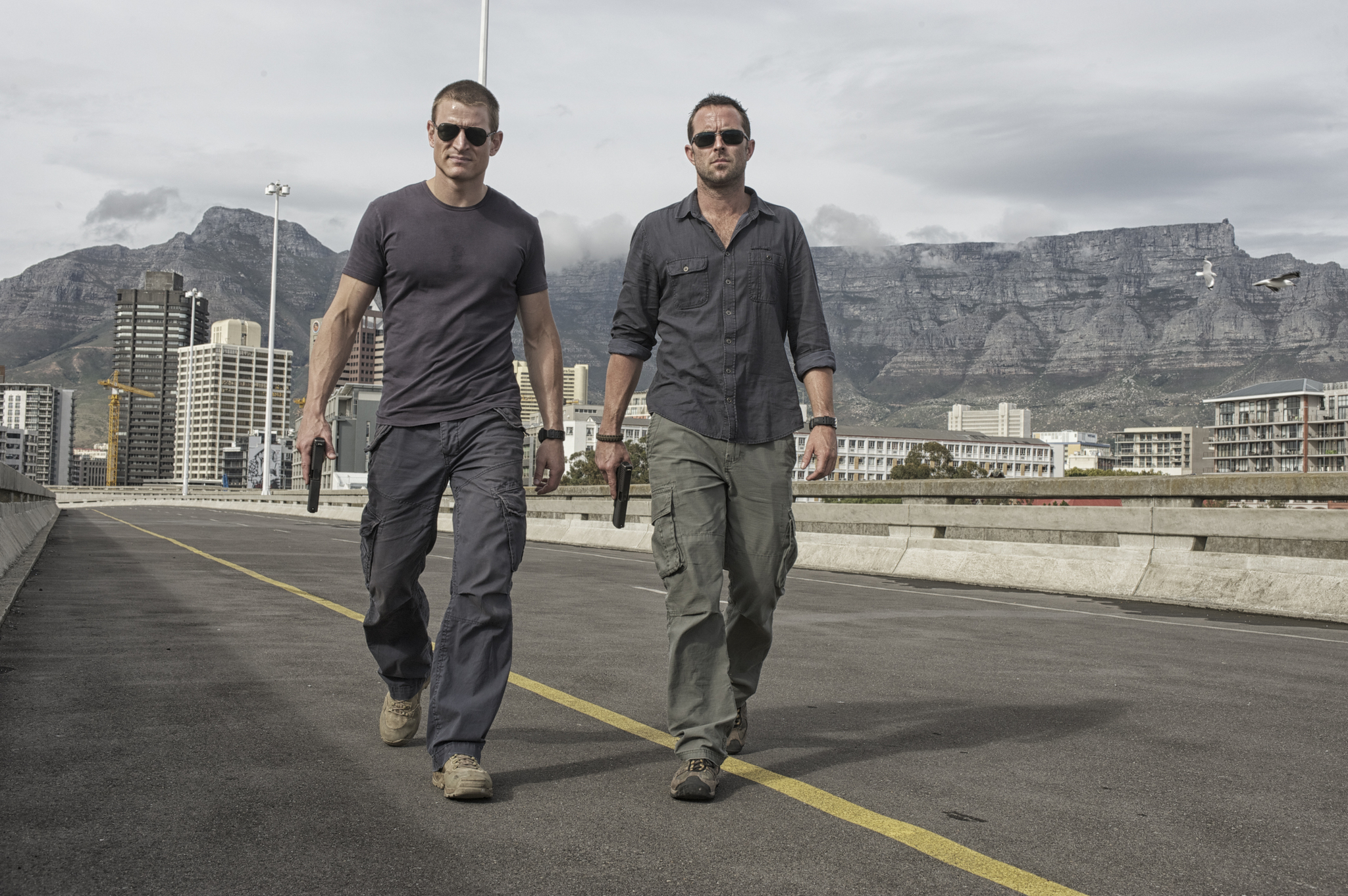 Still of Sullivan Stapleton and Philip Winchester in Strike Back (2010)