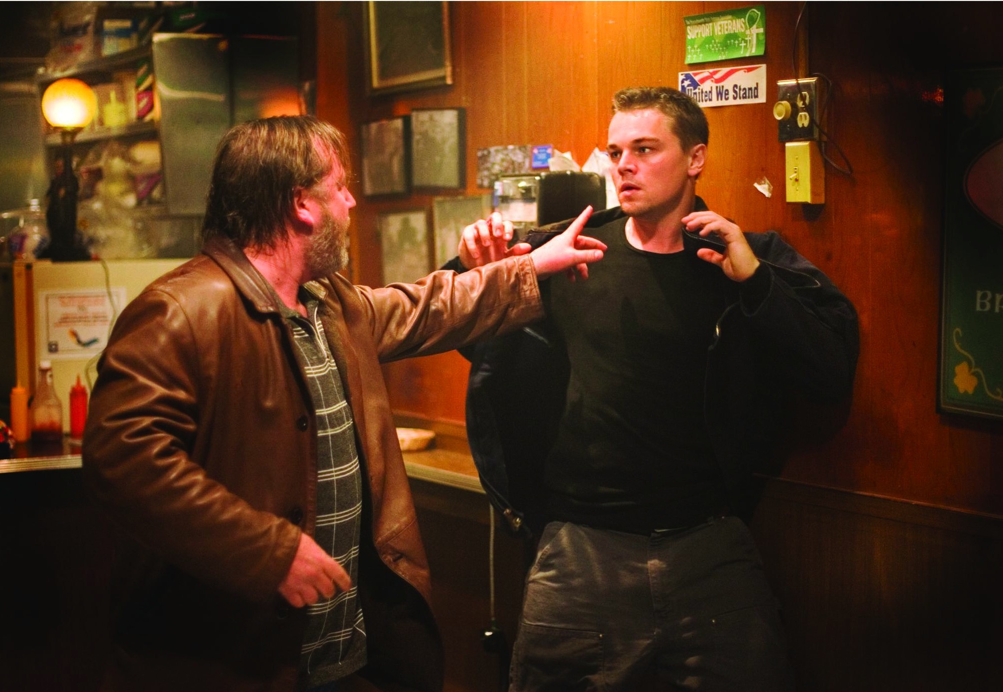 Still of Matt Damon and Ray Winstone in Infiltruoti (2006)