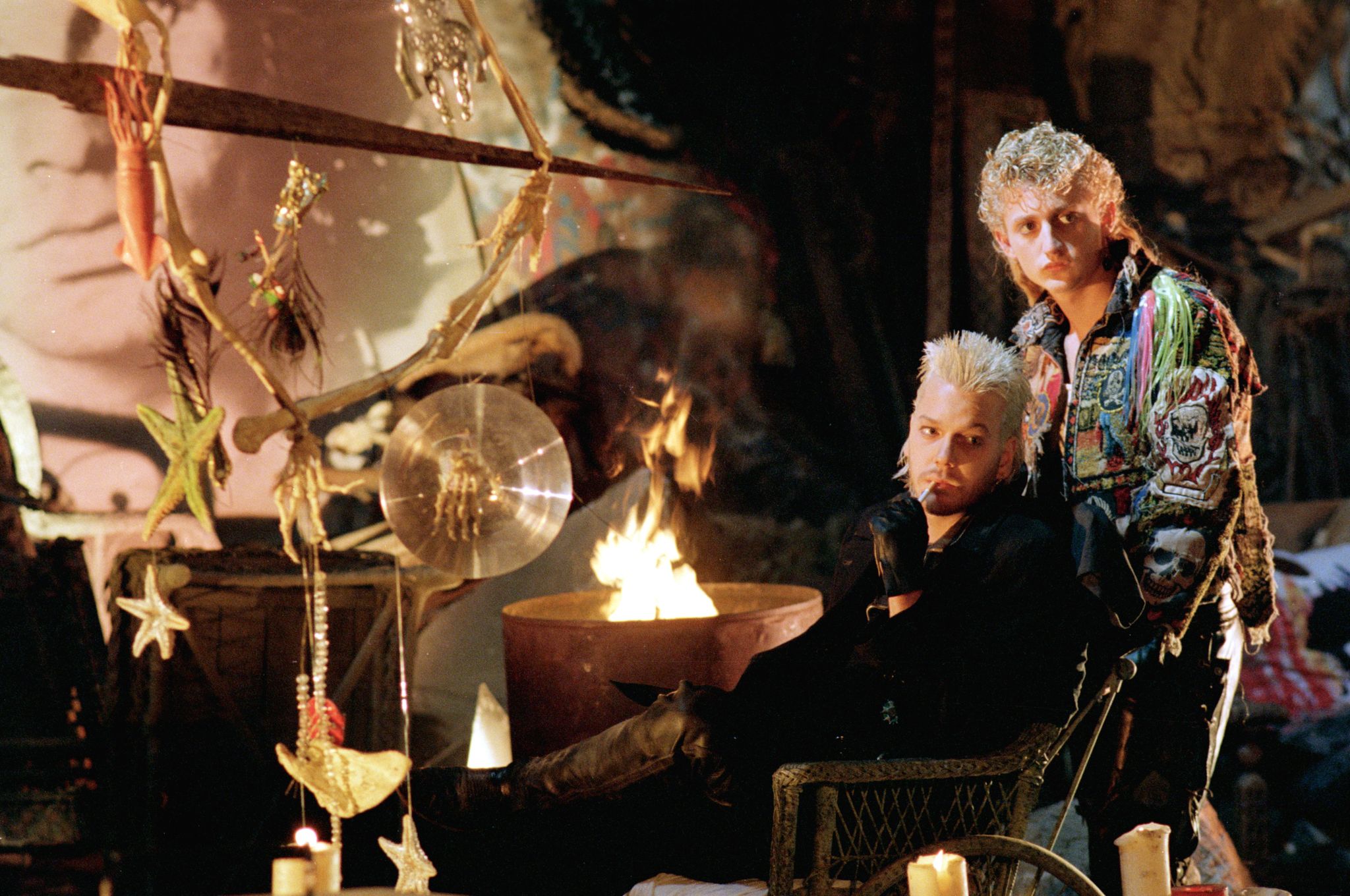 Still of Kiefer Sutherland and Alex Winter in The Lost Boys (1987)