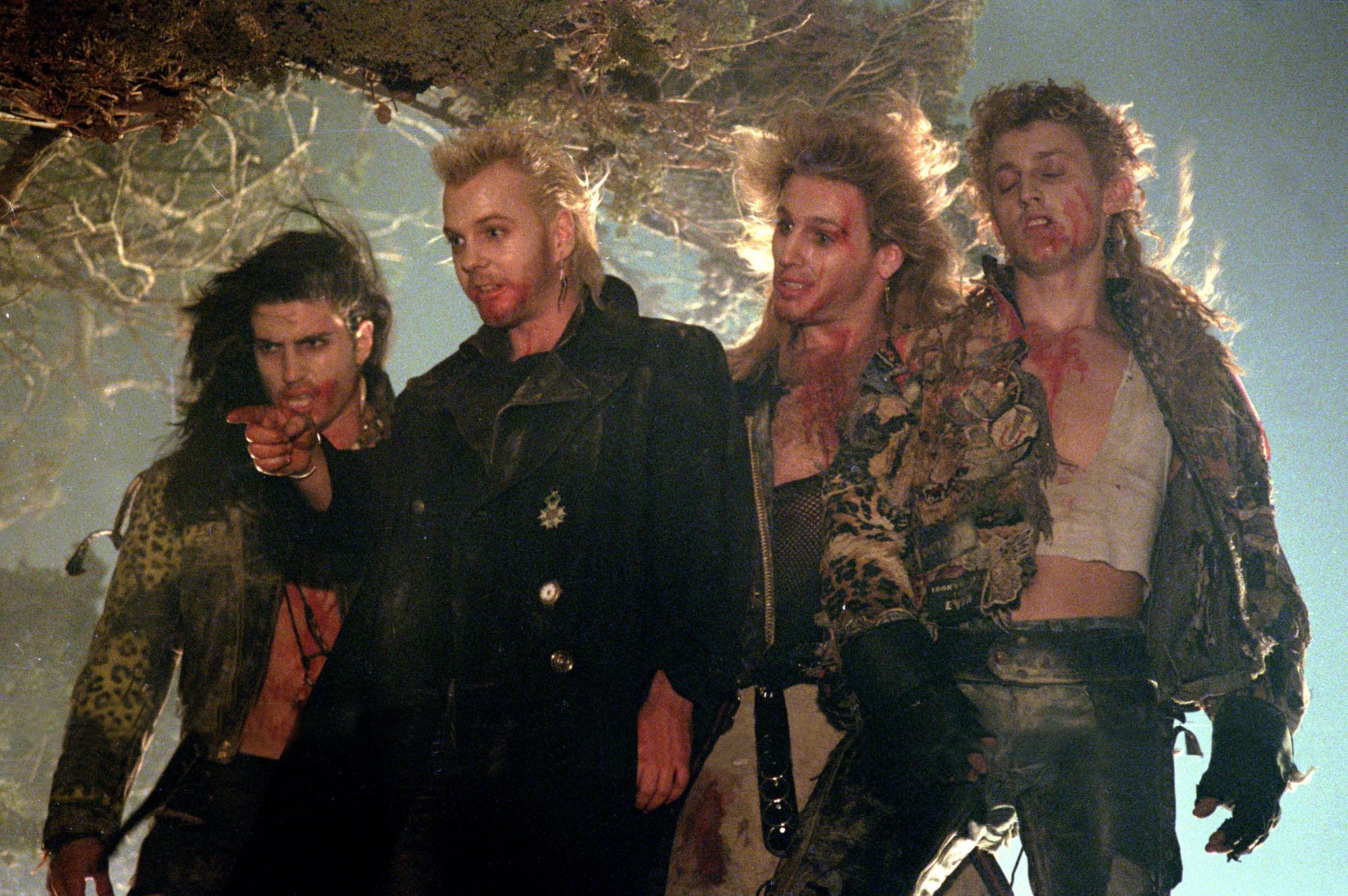 Still of Kiefer Sutherland, Brooke McCarter, Alex Winter and Billy Wirth in The Lost Boys (1987)