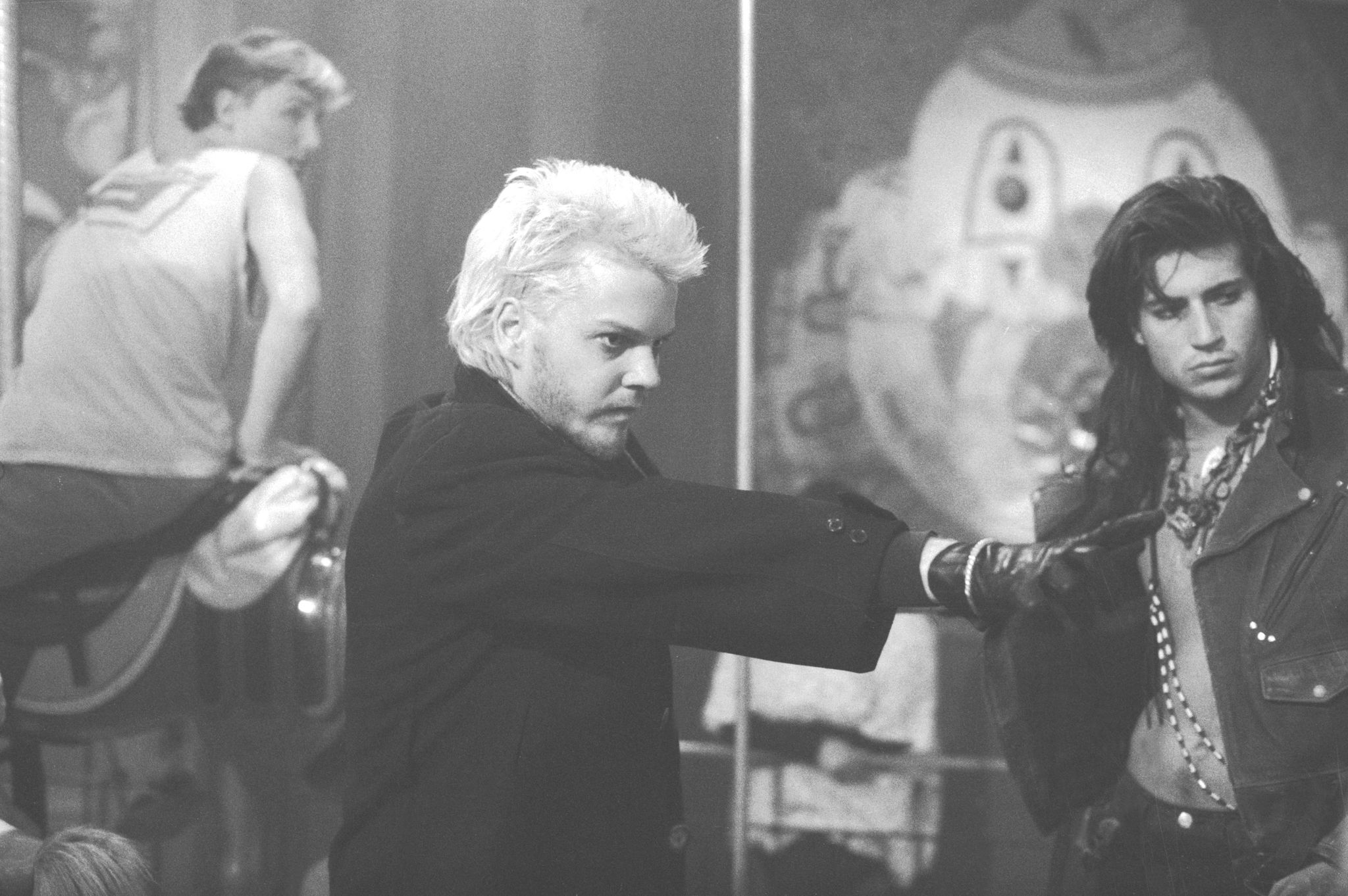 Still of Kiefer Sutherland and Billy Wirth in The Lost Boys (1987)