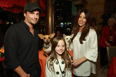 Kate Beckinsale, Len Wiseman and Lily Mo Sheen at event of Cihuahua is Beverli Hilso (2008)