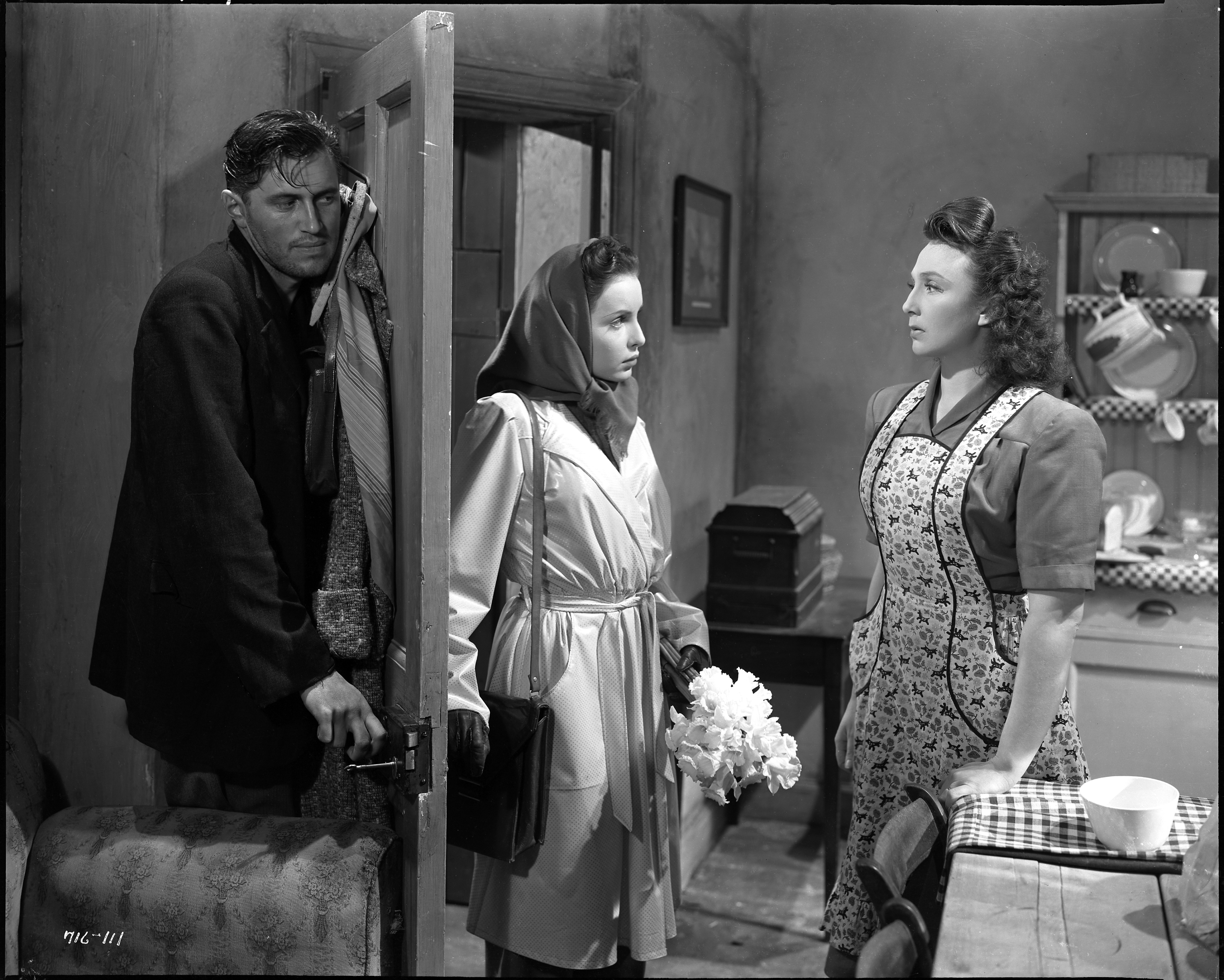 Still of John McCallum, Patricia Plunkett and Googie Withers in It Always Rains on Sunday (1947)