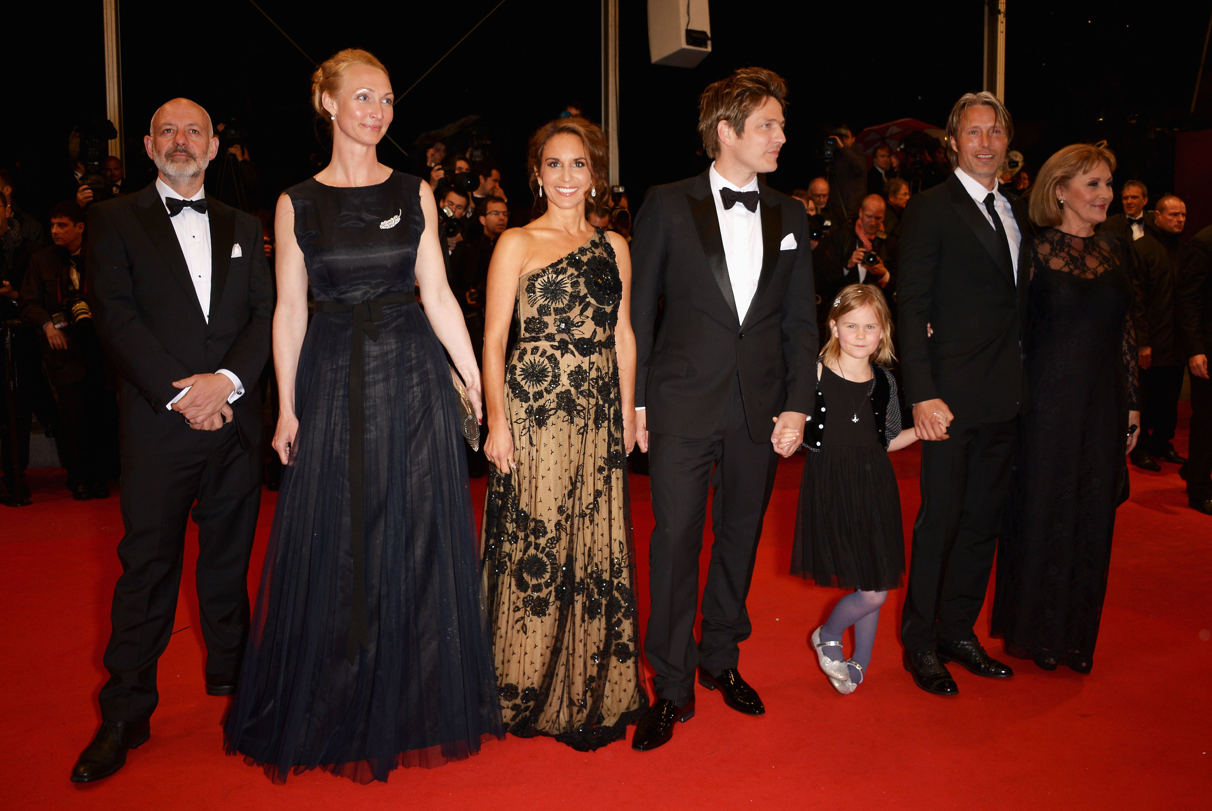 Morten Kaufmann, Mads Mikkelsen, Alexandra Rapaport, Thomas Vinterberg, Susse Wold, Sisse Graum Jørgensen and Annika Wedderkopp in Medziokle (2012)