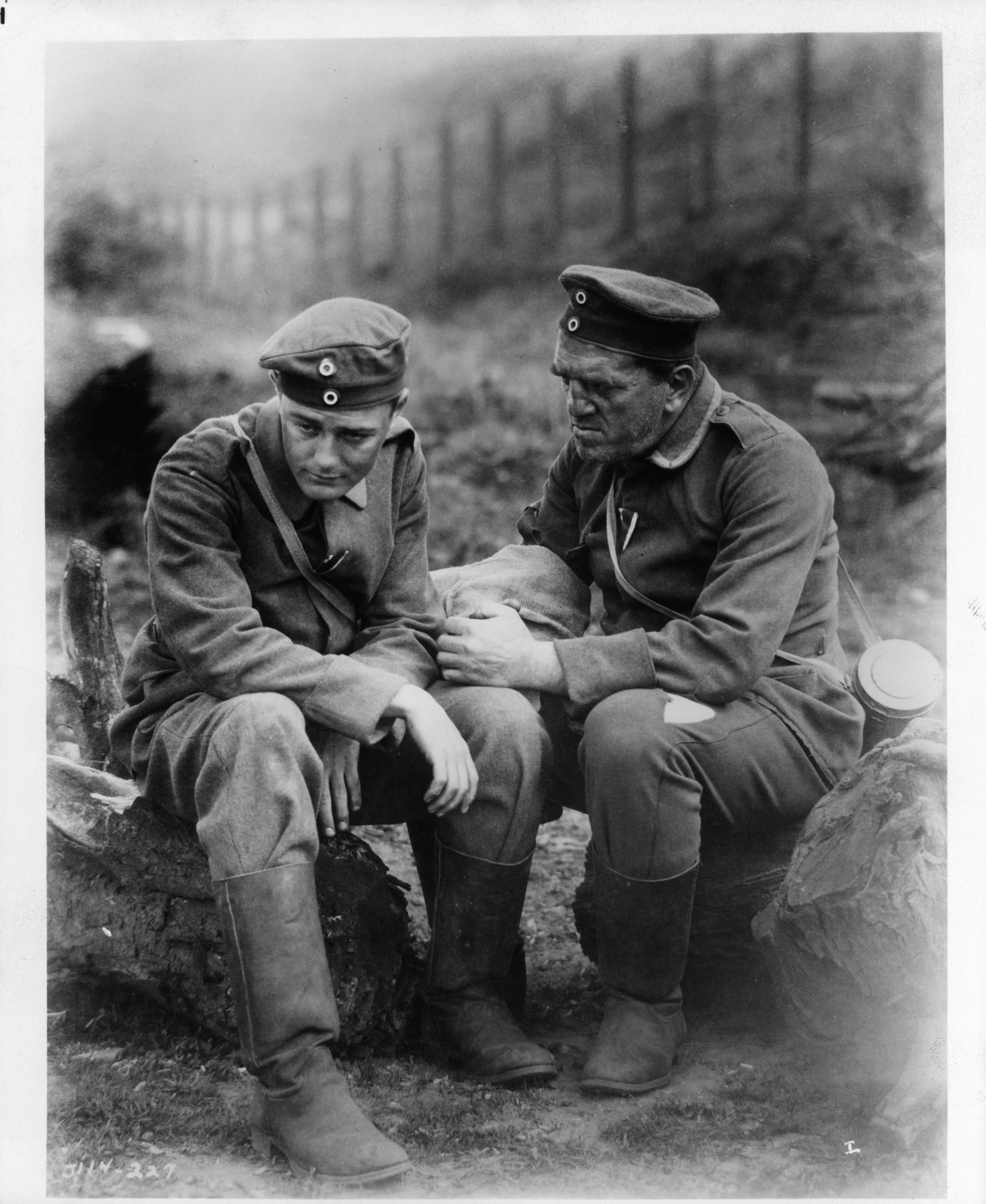 Still of Lew Ayres and Louis Wolheim in Vakaru fronte nieko nauja (1930)