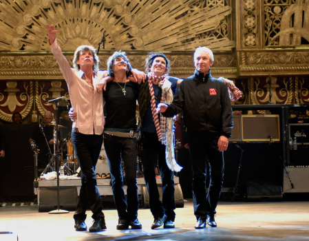 Still of Mick Jagger, Kevin Mazur, Keith Richards, Charlie Watts and Ron Wood in Shine a Light (2008)