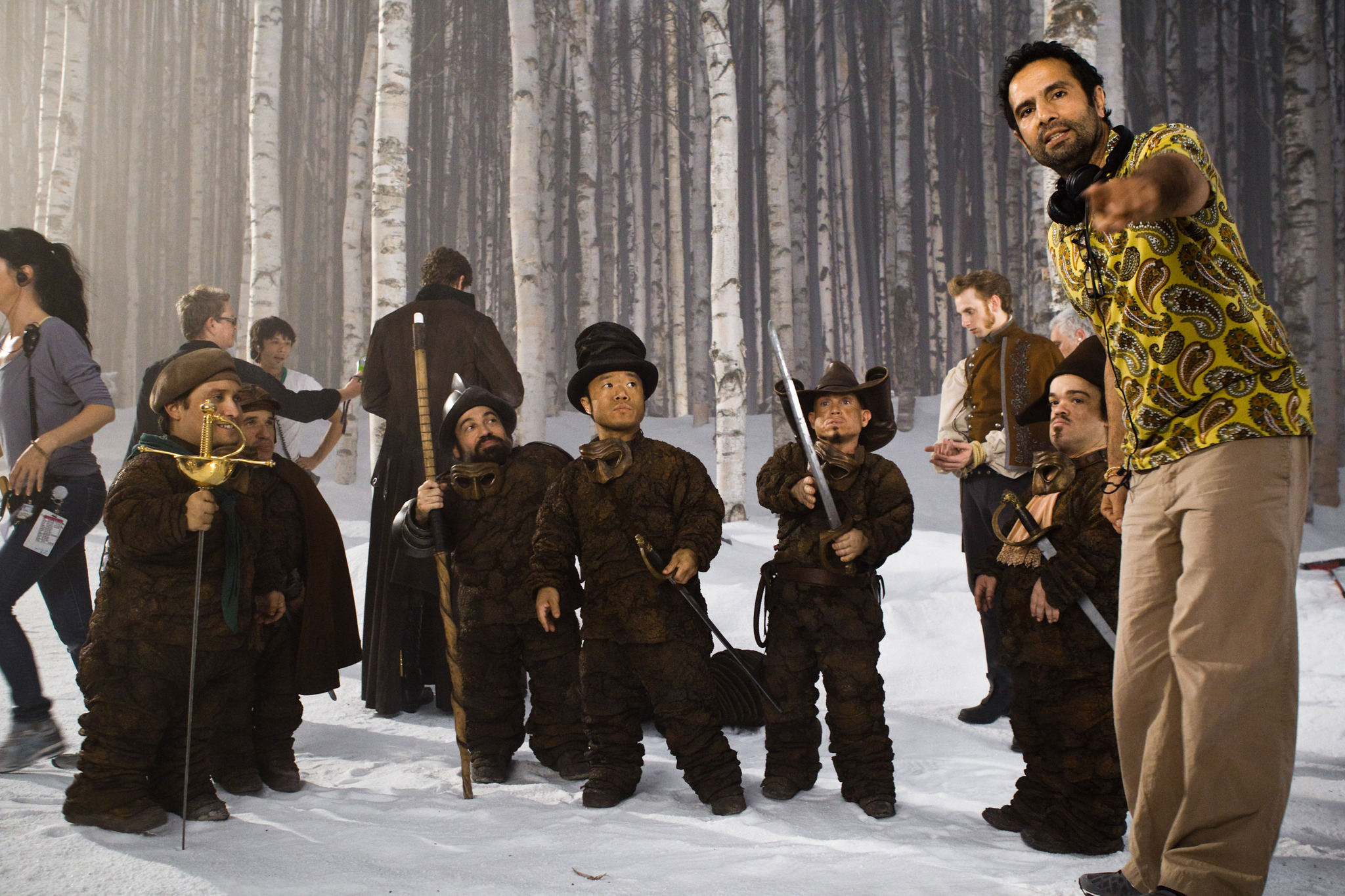 Still of Martin Klebba, Mark Povinelli, Jordan Prentice, Tarsem Singh, Danny Woodburn and Ronald Lee Clark in Veidrodeli, veidrodeli (2012)