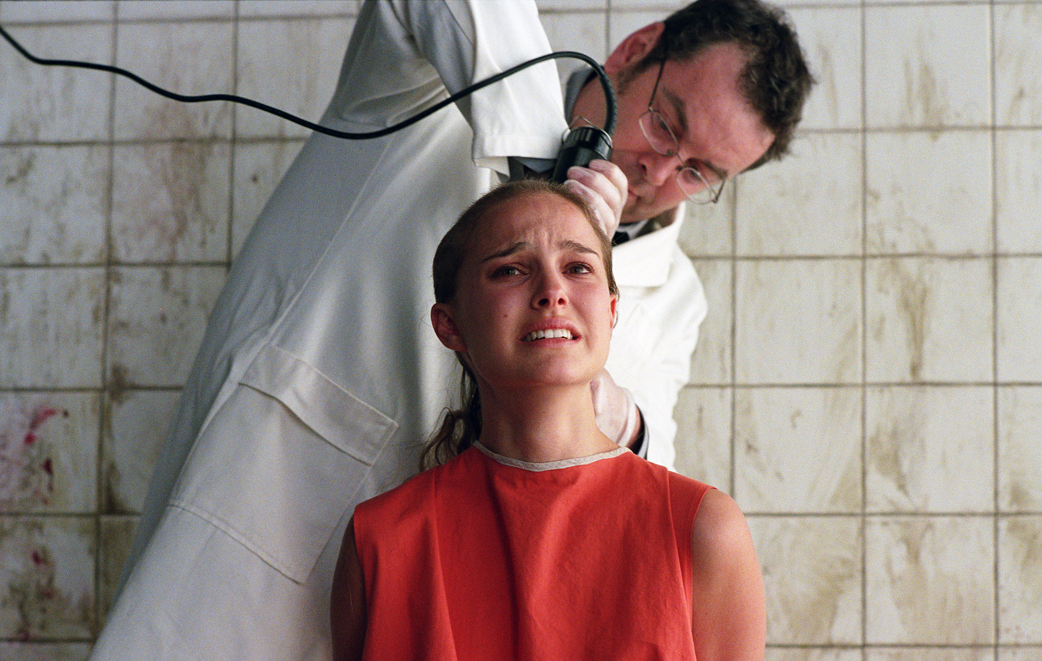 Still of Natalie Portman and Jeremy Woodhead in V - tai Vendeta (2005)