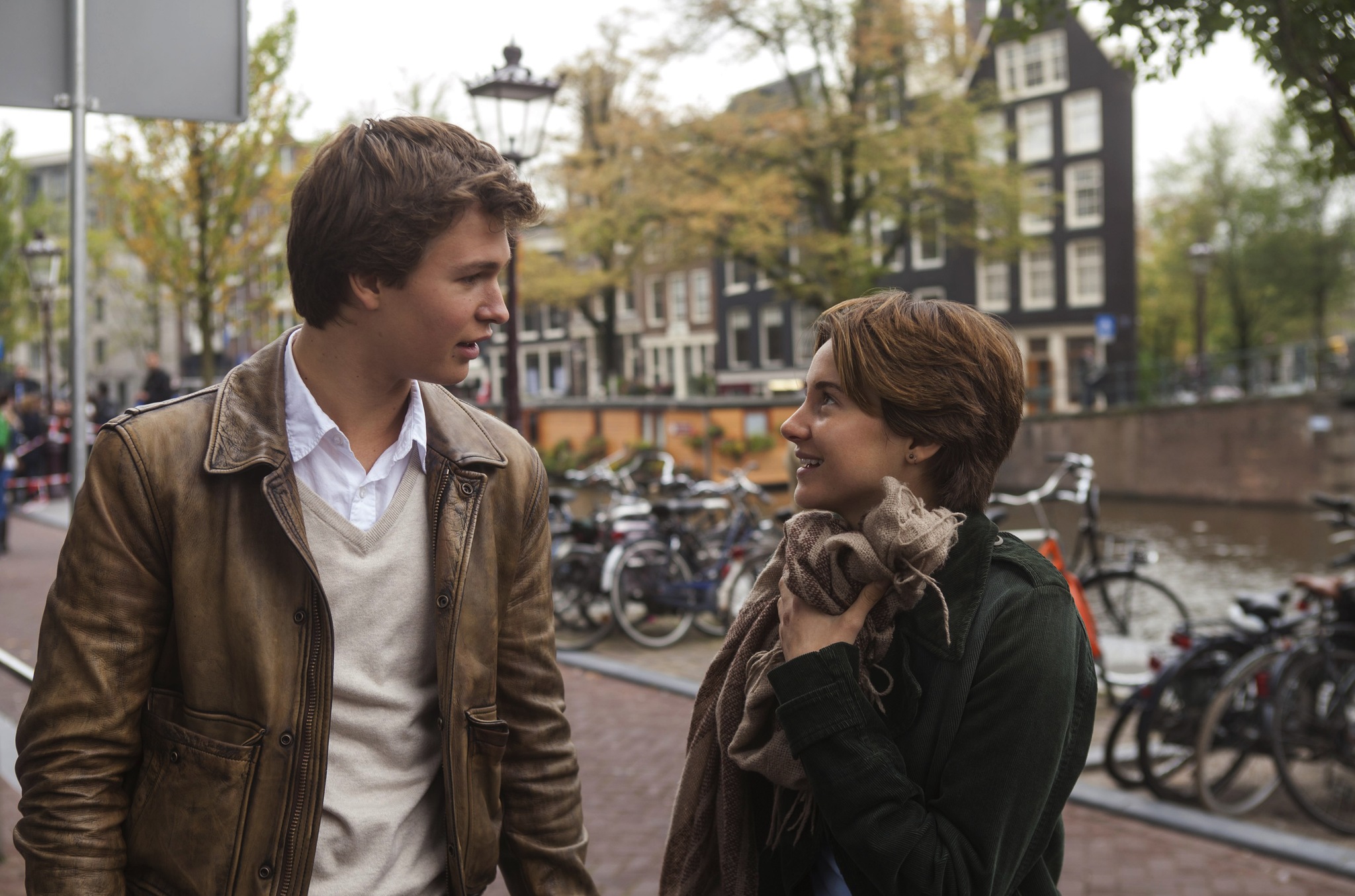 Still of Shailene Woodley and Ansel Elgort in Del musu likimo ir zvaigzdes kaltos (2014)