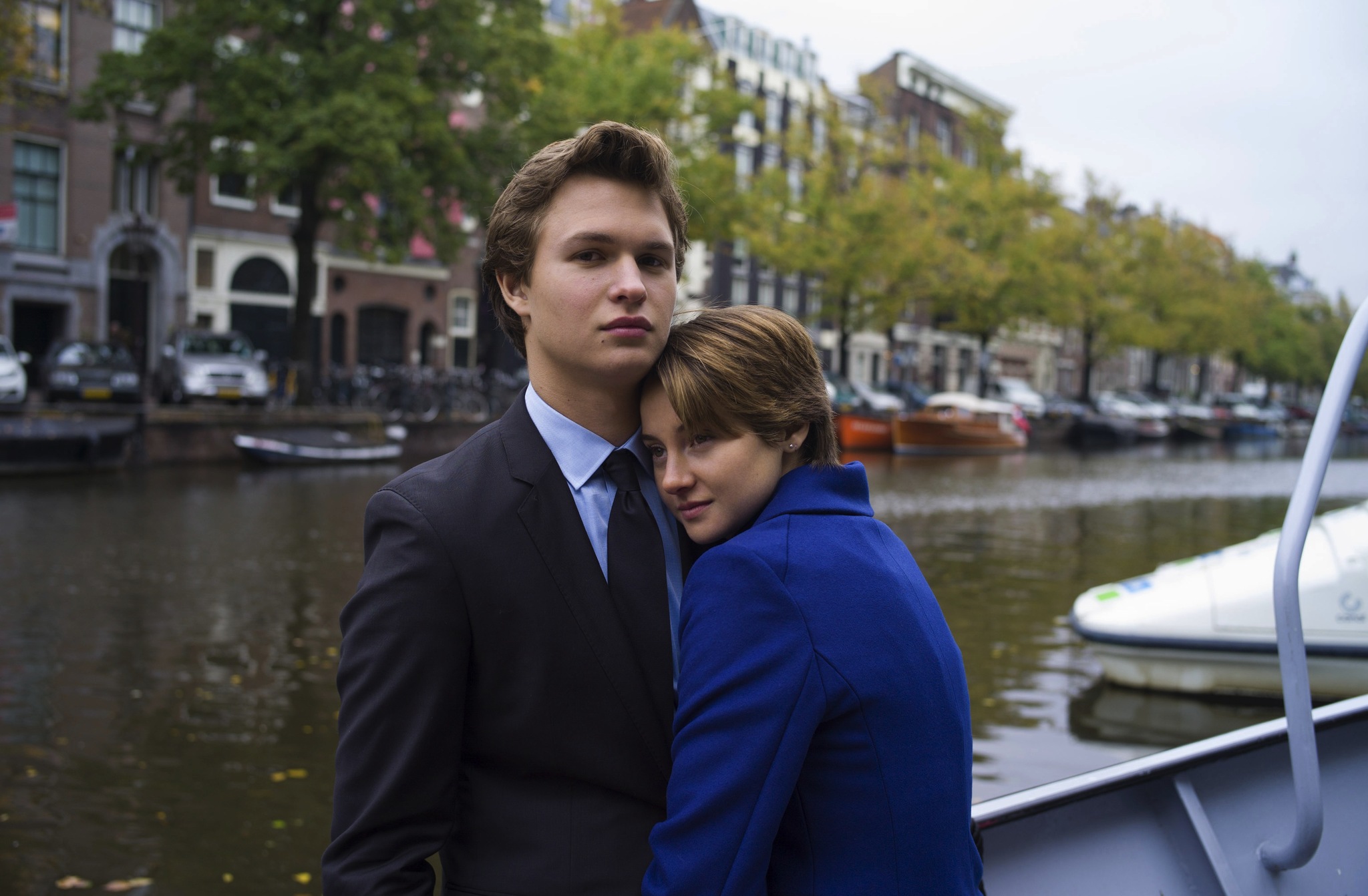 Still of Shailene Woodley and Ansel Elgort in Del musu likimo ir zvaigzdes kaltos (2014)