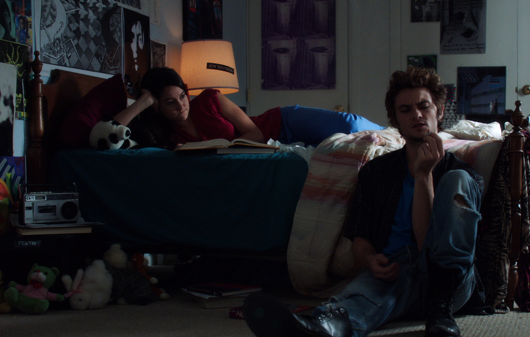 Still of Shailene Woodley and Shiloh Fernandez in White Bird in a Blizzard (2014)