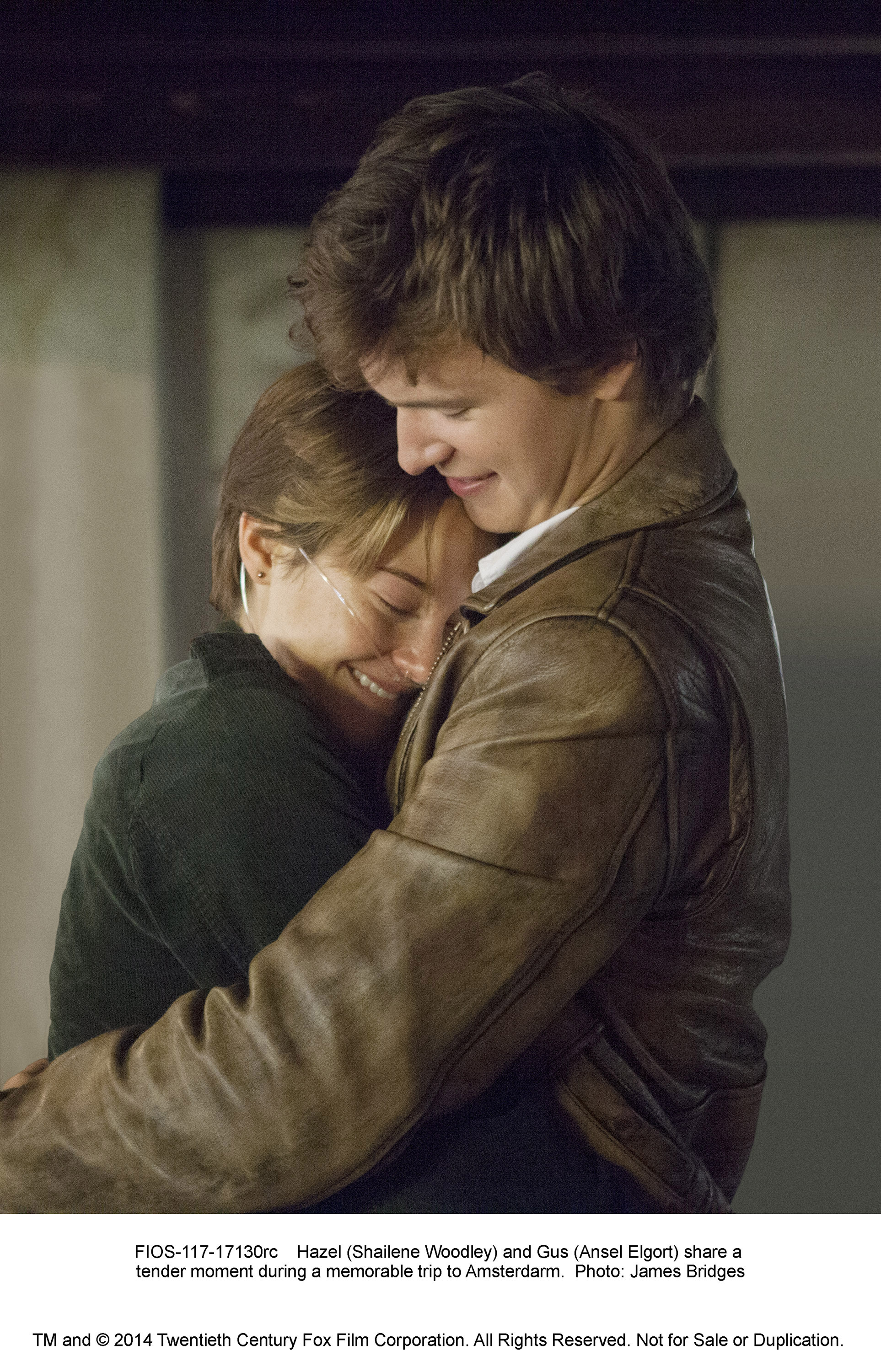 Still of Shailene Woodley and Ansel Elgort in Del musu likimo ir zvaigzdes kaltos (2014)