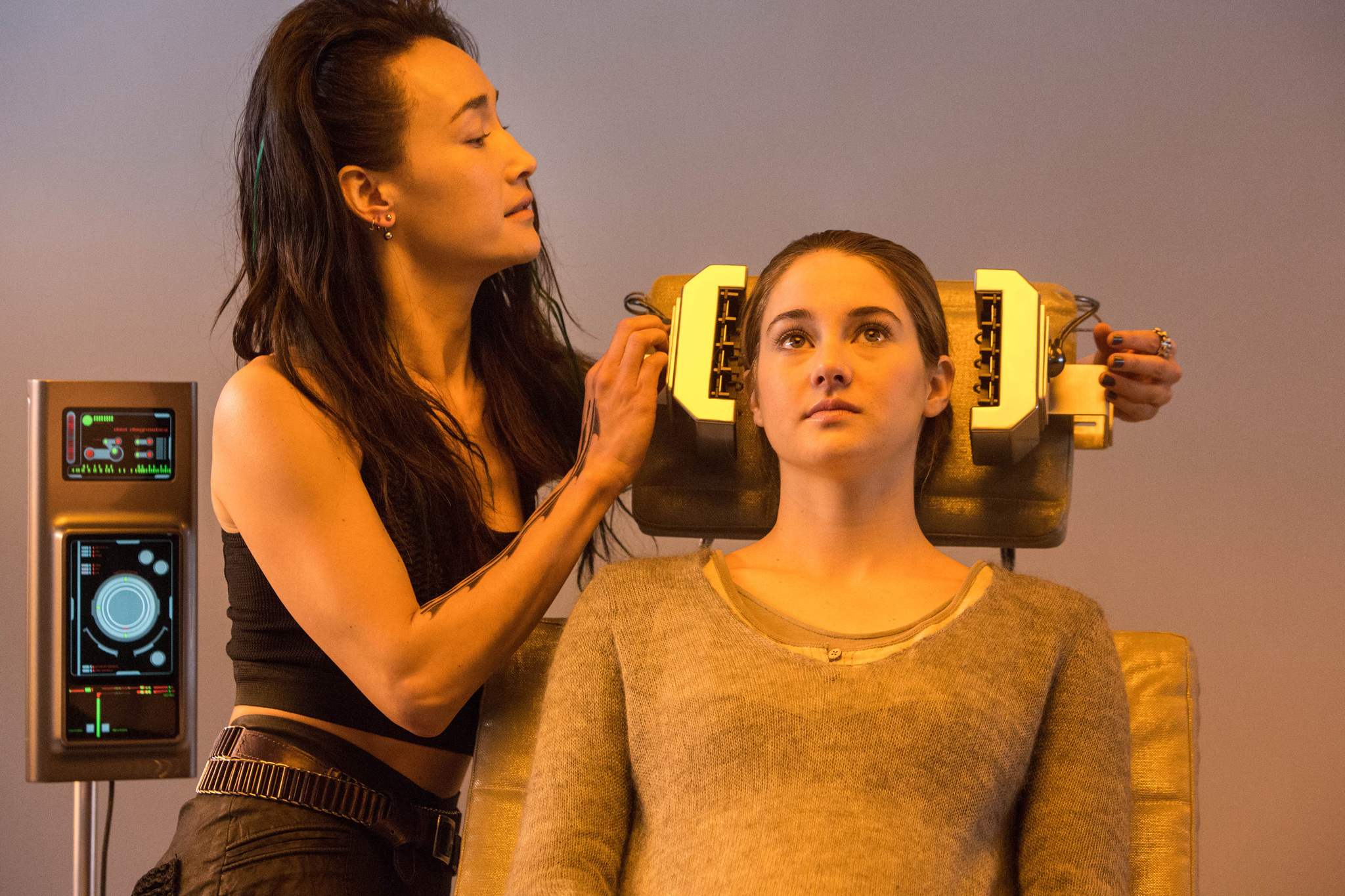 Still of Maggie Q and Shailene Woodley in Divergente (2014)