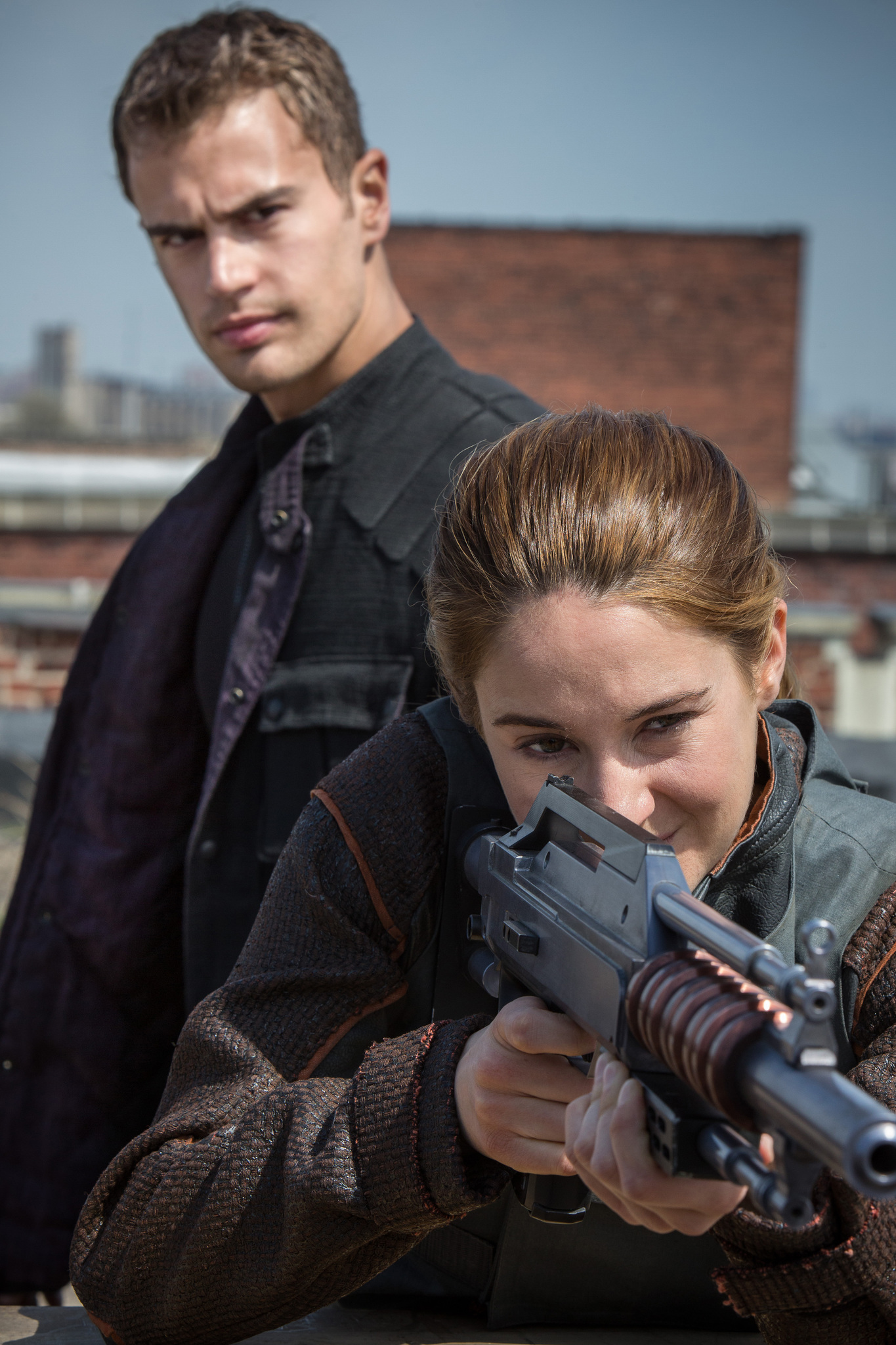 Still of Shailene Woodley and Theo James in Divergente (2014)