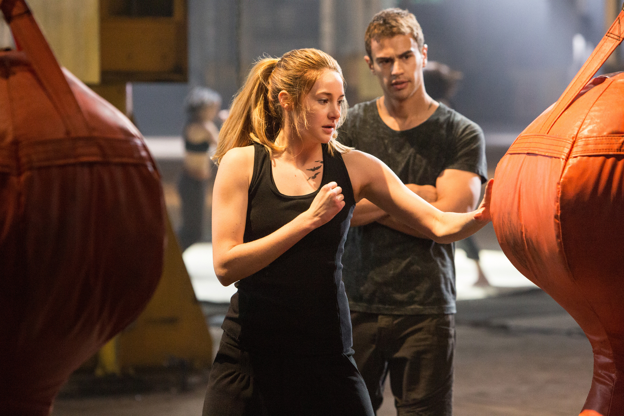 Still of Shailene Woodley and Theo James in Divergente (2014)