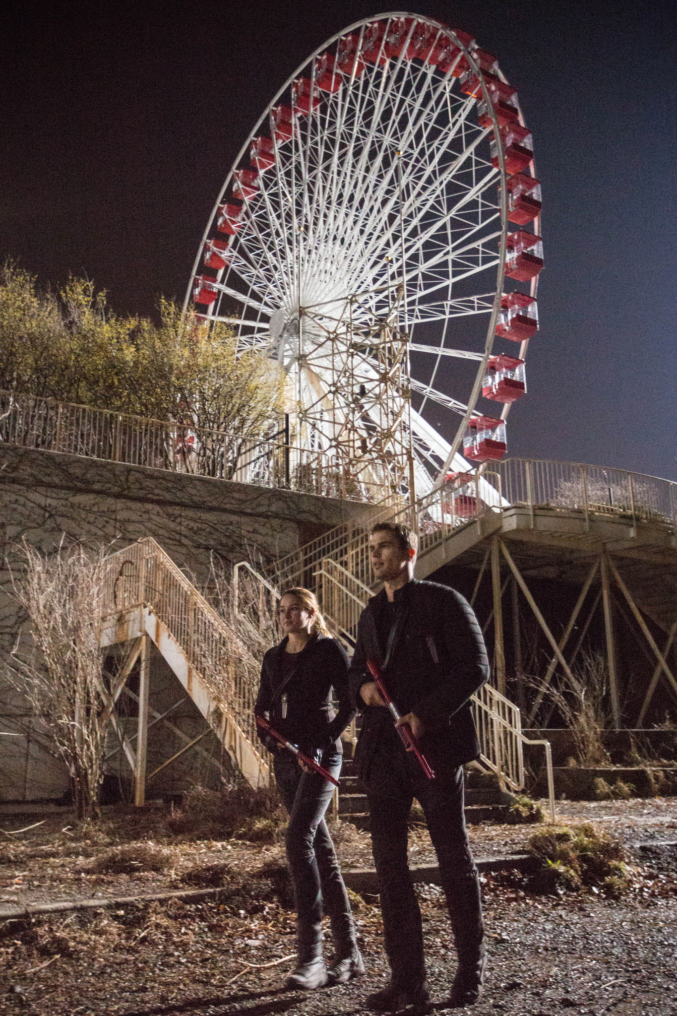 Still of Shailene Woodley and Theo James in Divergente (2014)