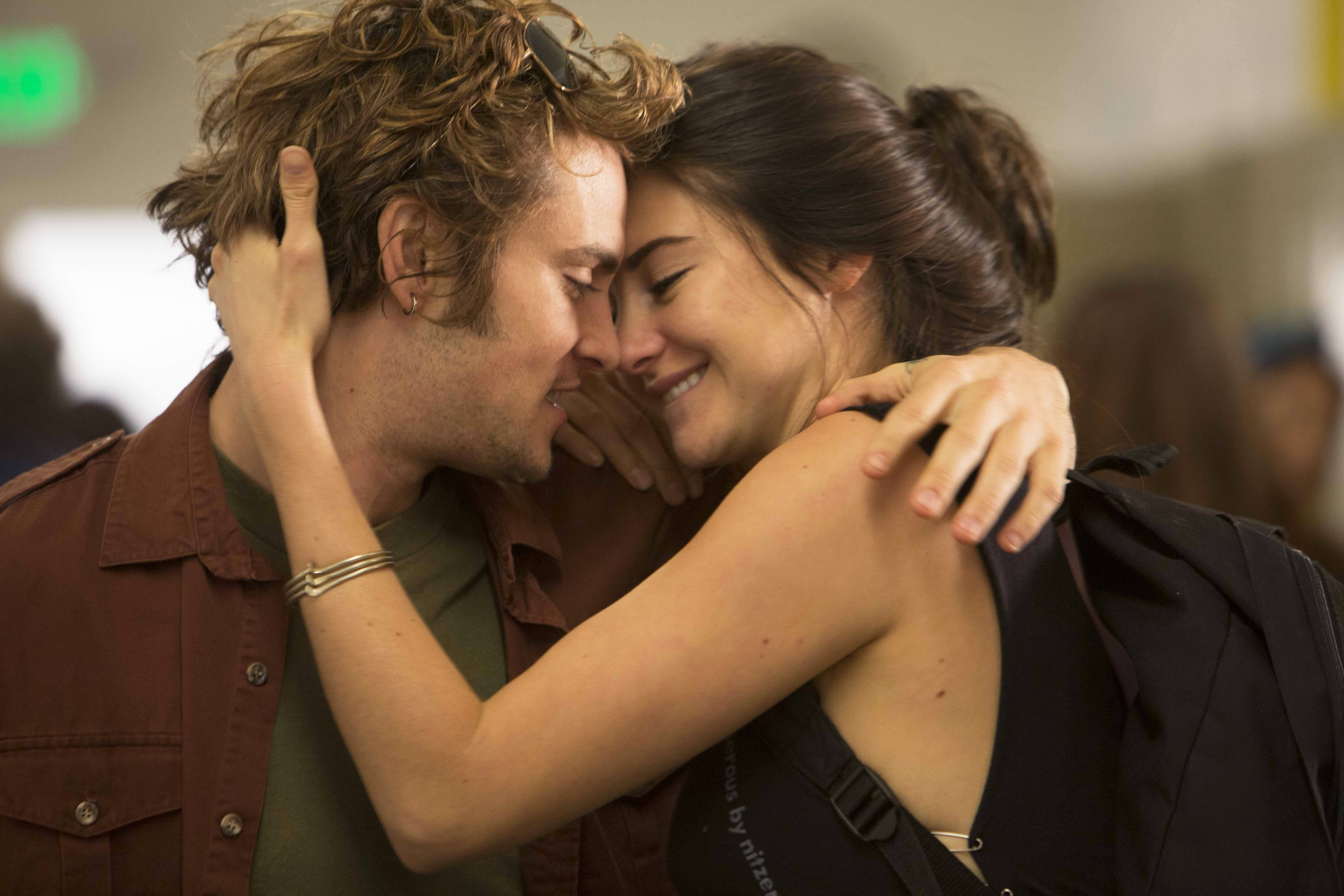 Still of Shailene Woodley and Shiloh Fernandez in White Bird in a Blizzard (2014)