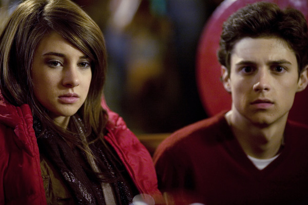 Still of Shailene Woodley and Ken Baumann in The Secret Life of the American Teenager (2008)