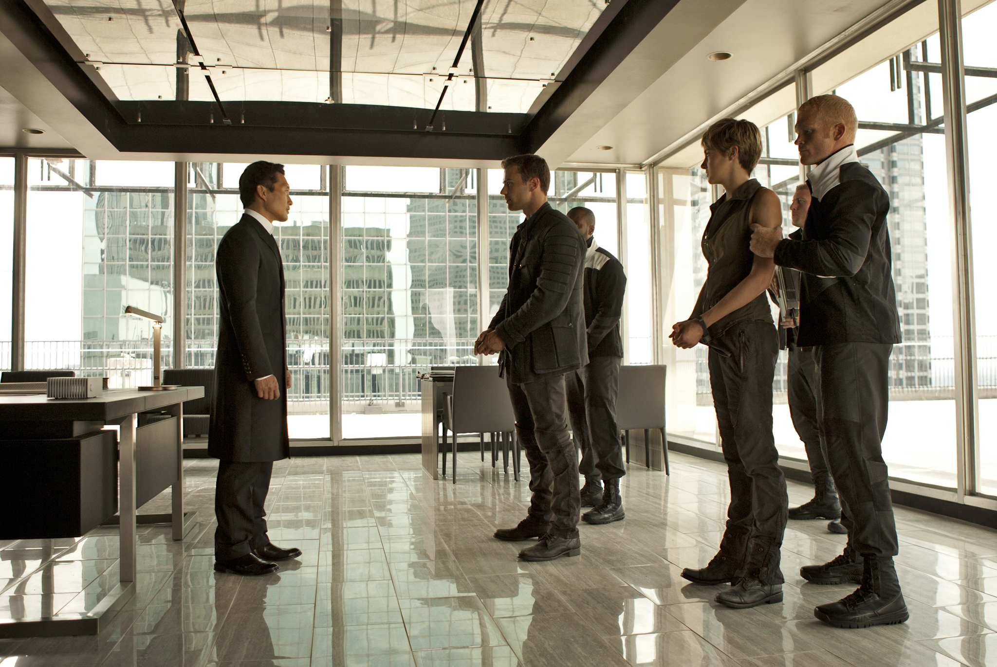 Still of Daniel Dae Kim, Shailene Woodley and Theo James in Insurgente (2015)