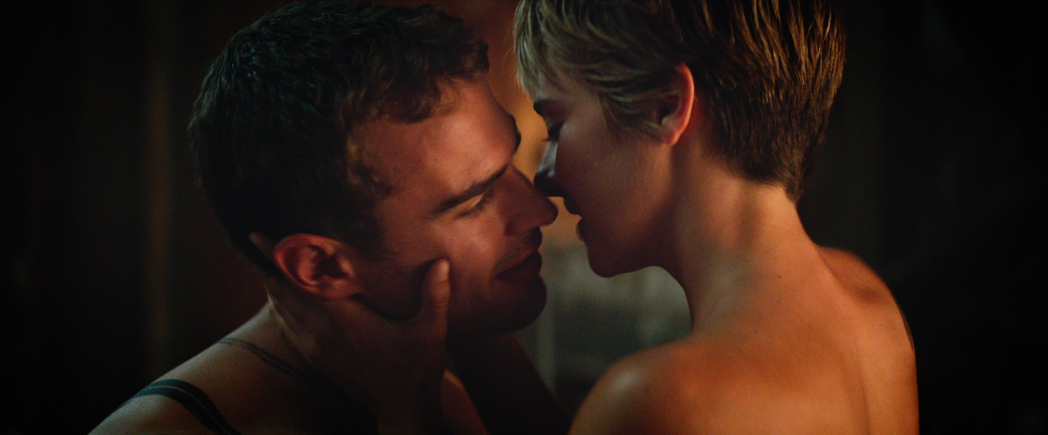 Still of Shailene Woodley and Theo James in Insurgente (2015)