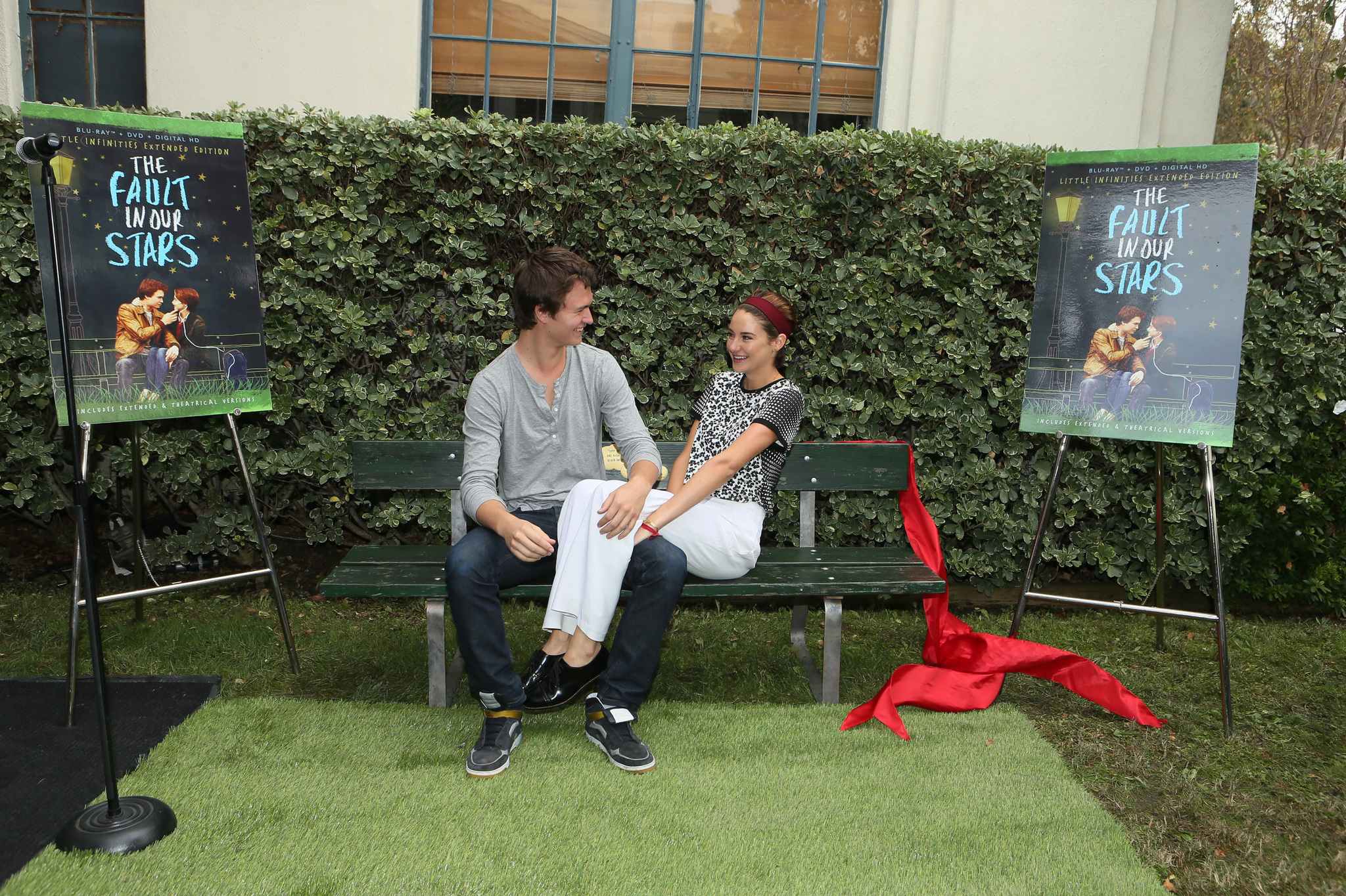 Shailene Woodley and Ansel Elgort at event of Del musu likimo ir zvaigzdes kaltos (2014)