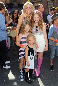 Barbara Alyn Woods with daughters at Charity Fundraiser