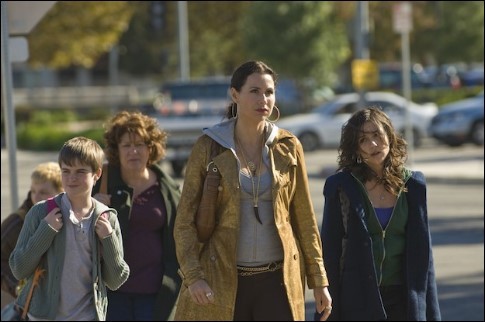 Still of Minnie Driver, Shannon Woodward and Aidan Mitchell in The Riches (2007)