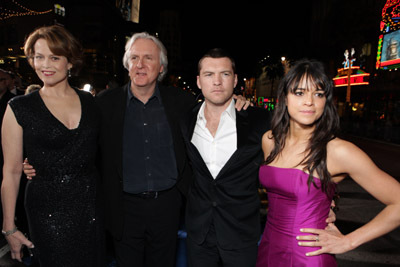 James Cameron, Sigourney Weaver, Michelle Rodriguez and Sam Worthington at event of Isikunijimas (2009)