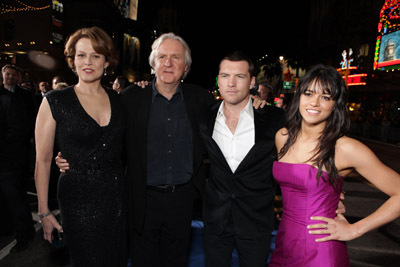 James Cameron, Sigourney Weaver, Michelle Rodriguez and Sam Worthington at event of Isikunijimas (2009)