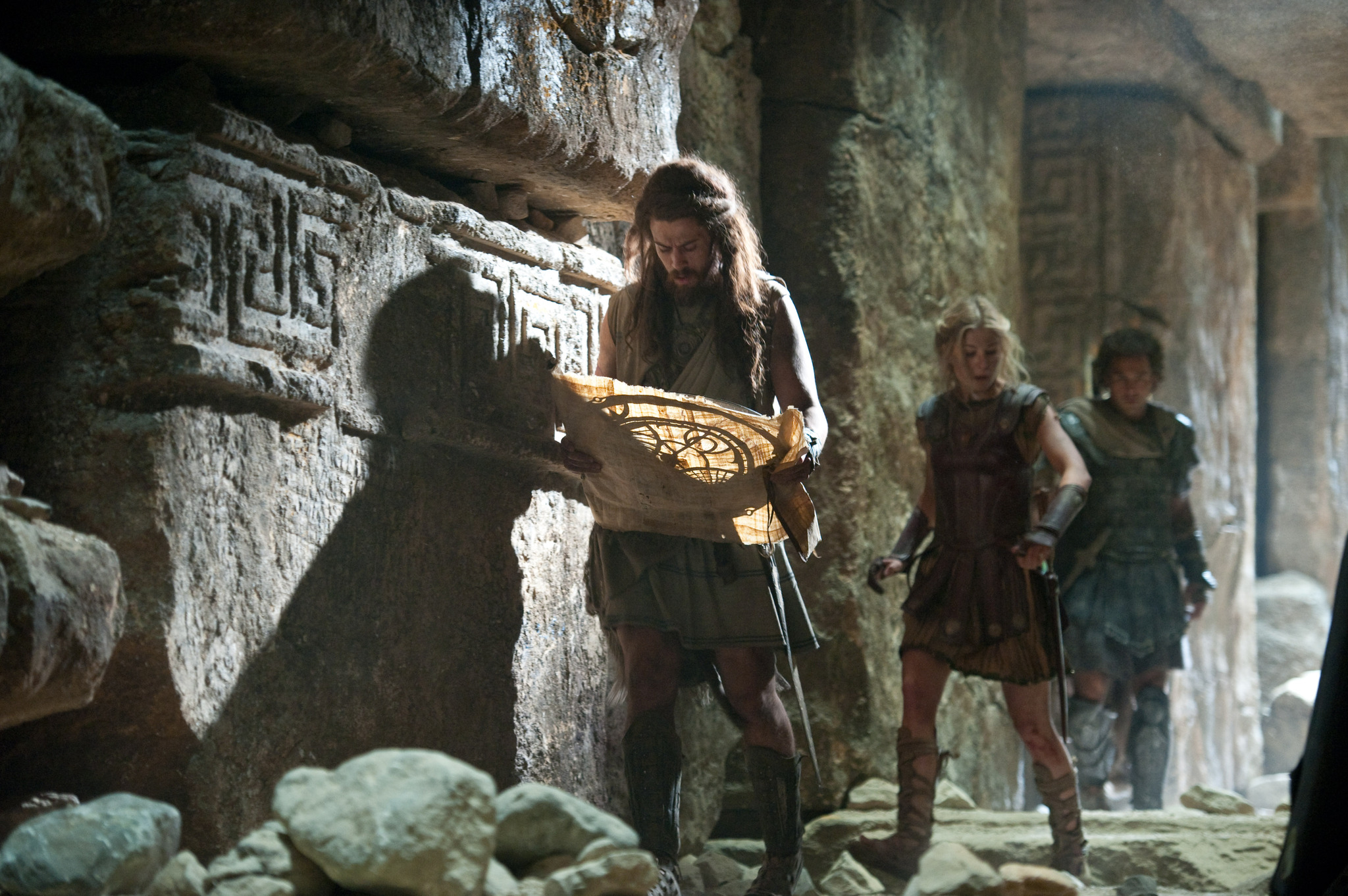 Still of Rosamund Pike, Sam Worthington and Toby Kebbell in Titanu inirsis (2012)