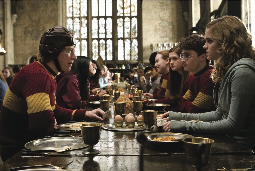 Still of Rupert Grint, Daniel Radcliffe, Emma Watson and Bonnie Wright in Haris Poteris ir netikras princas (2009)