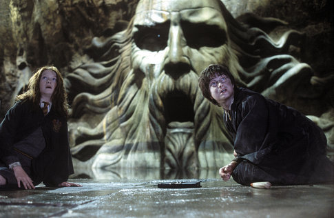 (L-r) Ginny Weasley (BONNIE WRIGHT) and Harry Potter (DANIEL RADCLIFFE) in the Chamber of Secrets.