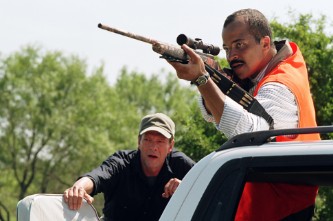 Still of Chris Cooper and Jeffrey Wright in Syriana (2005)