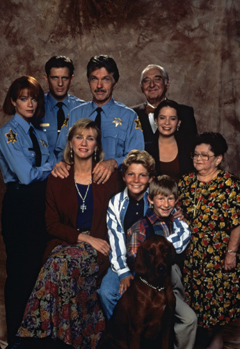 Still of Lauren Holly, Tom Skerritt, Kathy Baker, Holly Marie Combs, Fyvush Finkel, Costas Mandylor, Zelda Rubinstein, Justin Shenkarow and Adam Wylie in Picket Fences (1992)