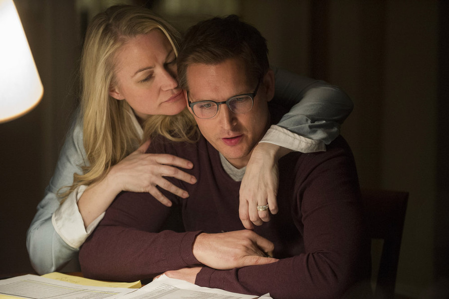 Still of Peter Facinelli and Sarah Wynter in American Odyssey (2015)