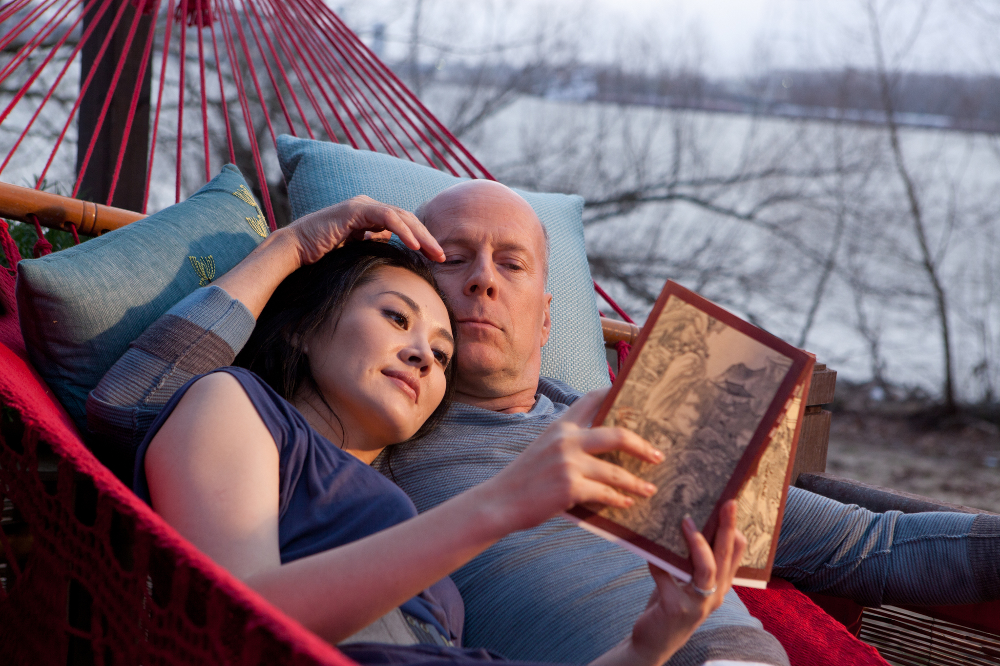 Still of Bruce Willis and Qing Xu in Laiko kilpa (2012)
