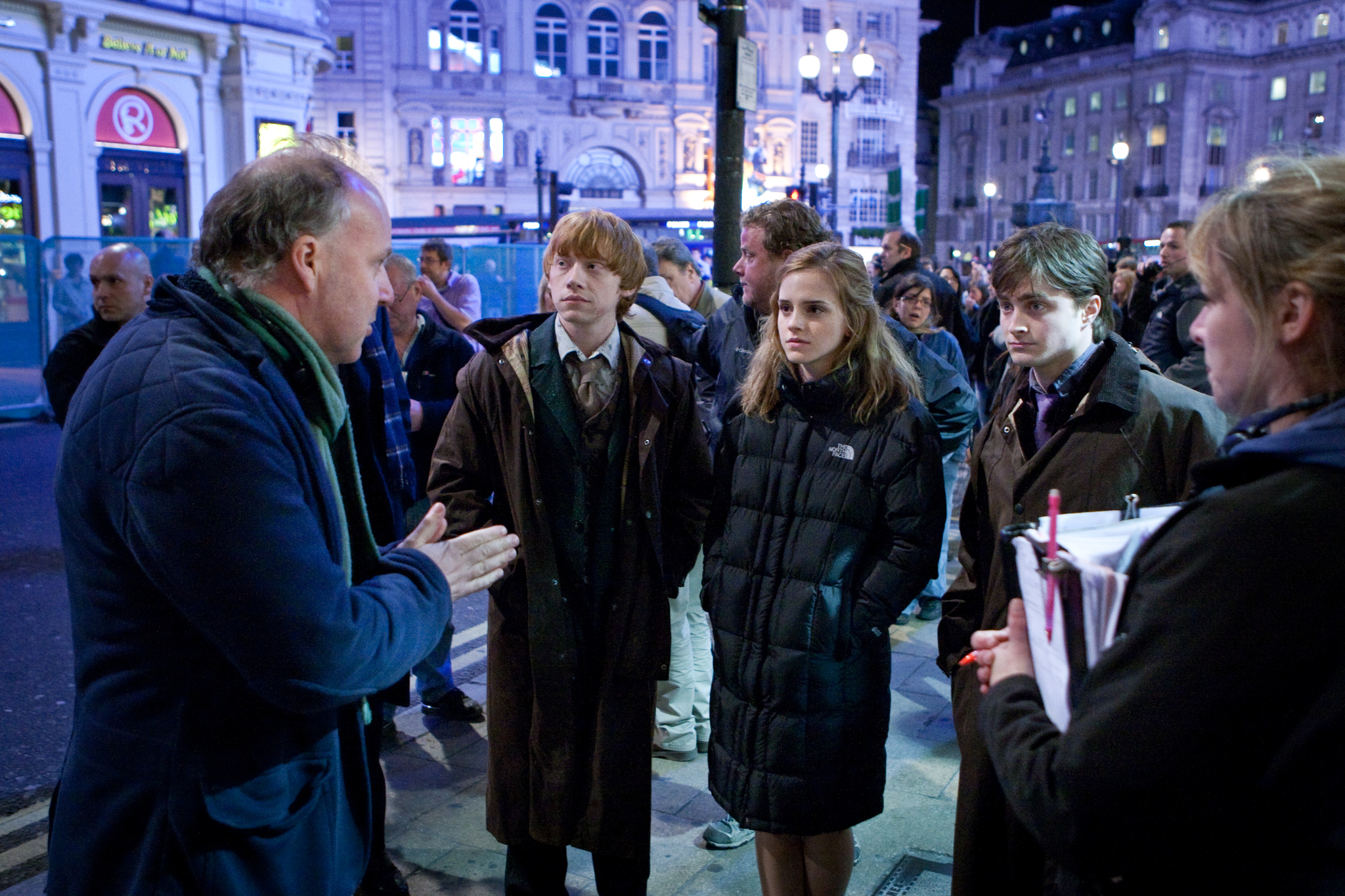 Still of Rupert Grint, Daniel Radcliffe, Emma Watson and David Yates in Haris Poteris ir mirties relikvijos. 1 dalis (2010)