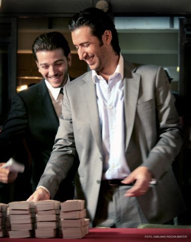 Still of Diego Luna and José María Yazpik in Solo quiero caminar (2008)