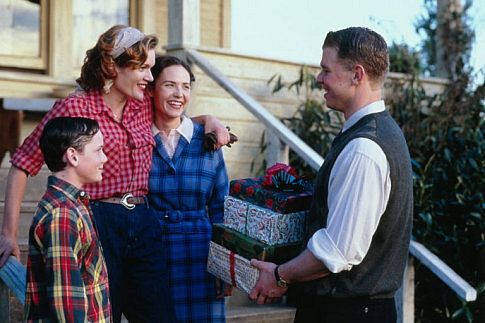 Still of Catherine Dent, Ryan Hurst, Chad Morgan and Anton Yelchin in Taken (2002)