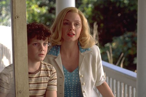 Still of Hope Davis and Anton Yelchin in Hearts in Atlantis (2001)