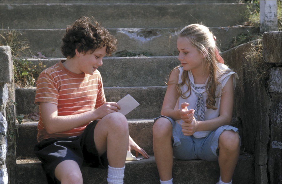 Still of Mika Boorem and Anton Yelchin in Hearts in Atlantis (2001)