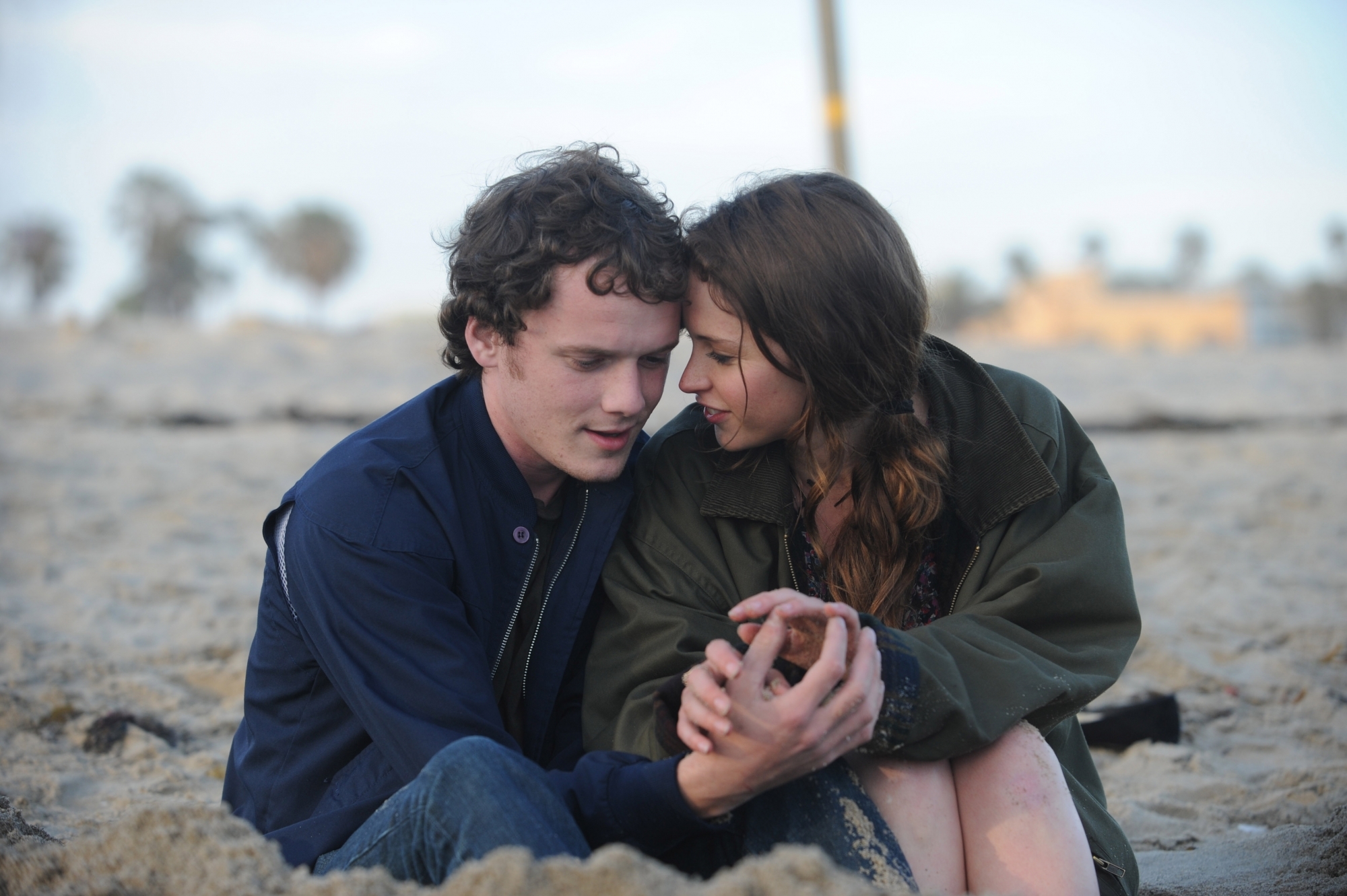 Still of Felicity Jones and Anton Yelchin in Like Crazy (2011)