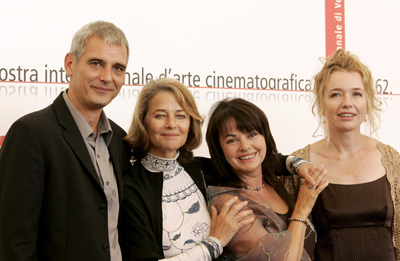 Charlotte Rampling, Laurent Cantet, Louise Portal and Karen Young at event of Vers le sud (2005)