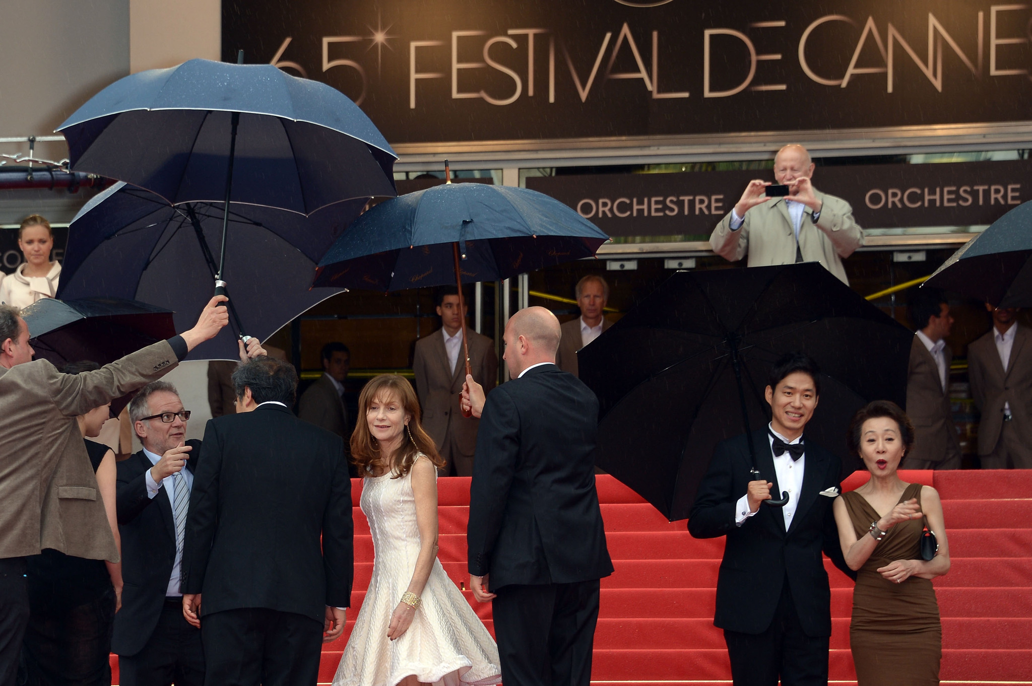 Isabelle Huppert and Joon-sang Yoo at event of Da-reun na-ra-e-seo (2012)