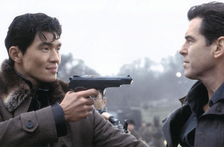 Pierce Brosnan and Rick Yune in Pasveikink mirti kita diena (2002)