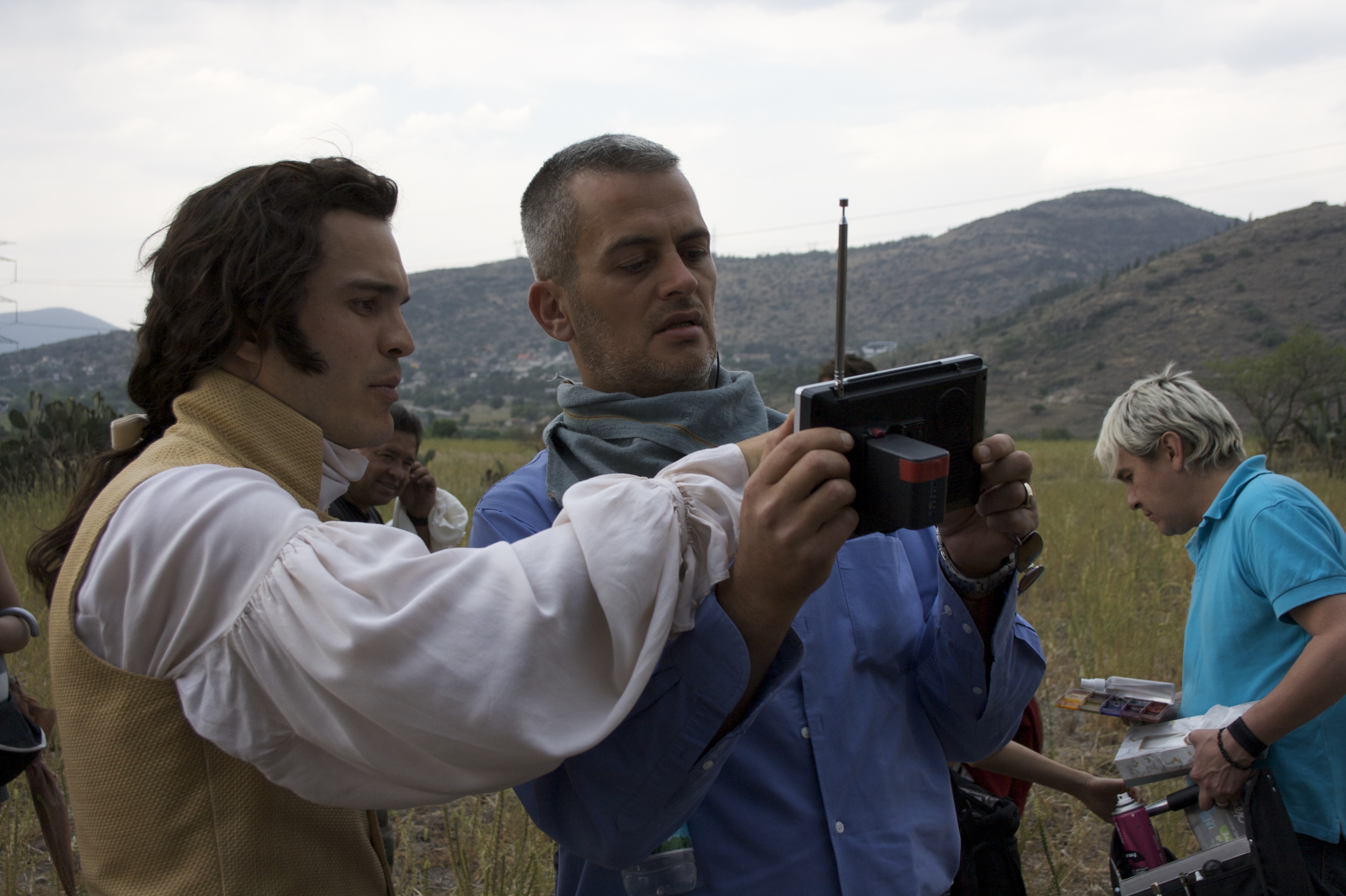 Actor Kuno Becker on location with film director Antonio Zavala Kugler. Source article: 
