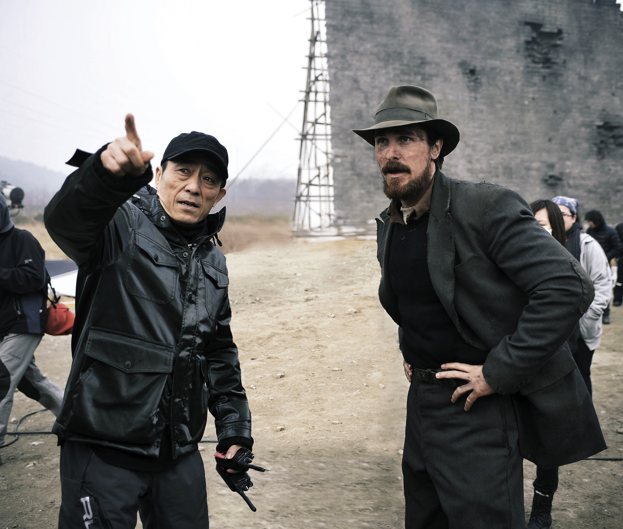 Still of Christian Bale and Yimou Zhang in Karo geles (2011)